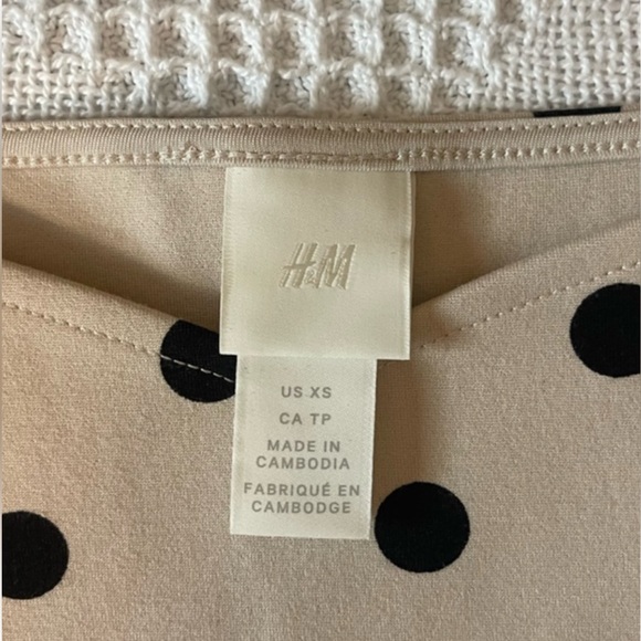 H&M Polka Dot Puffer Sleeve Top - Picture 3 of 3